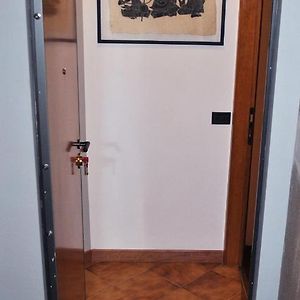 Großes Zimmer mit Kingsize-Bett